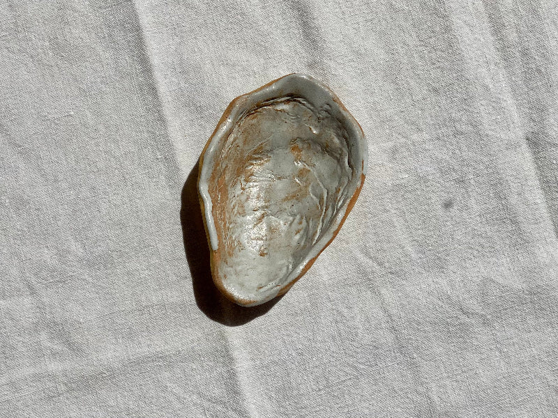 valentine-benoist-ceramics-studio-oyster-dish-soft-warm-clay-brushed-white-front