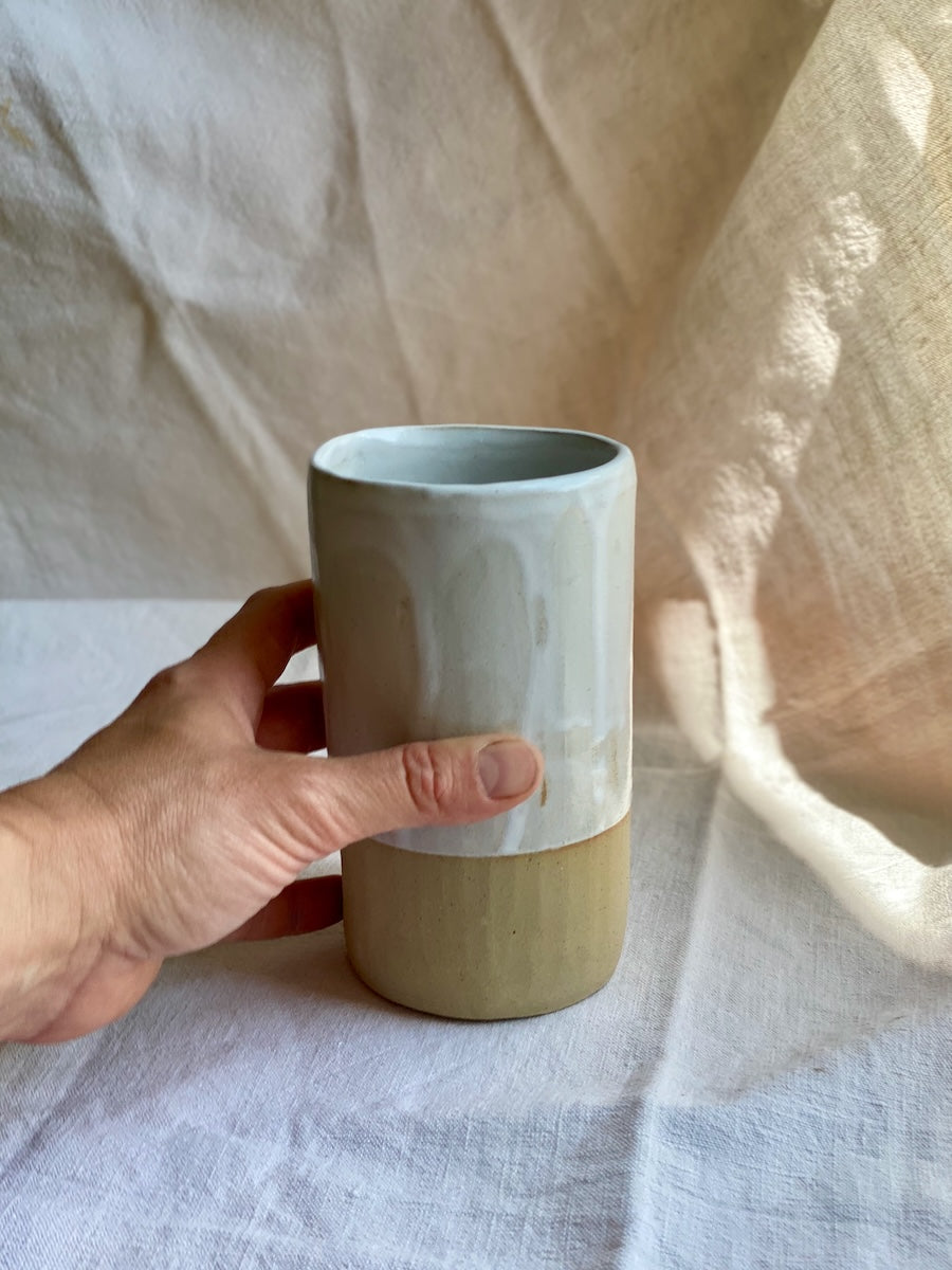 valentine-benoist-ceramics-studio-vase-moyen-gsat40-gloss-white-side-hand-vertical