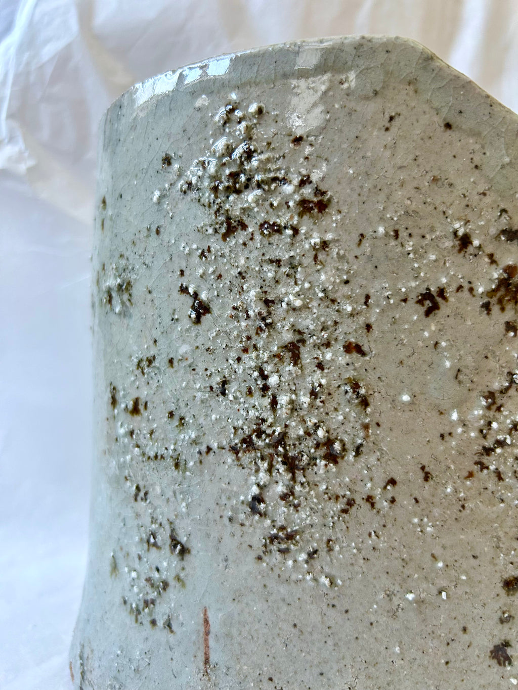 Vase OX18, 2026 - Grès, Fragments Granitiques - Cuisson Feu de Bois 05/2026