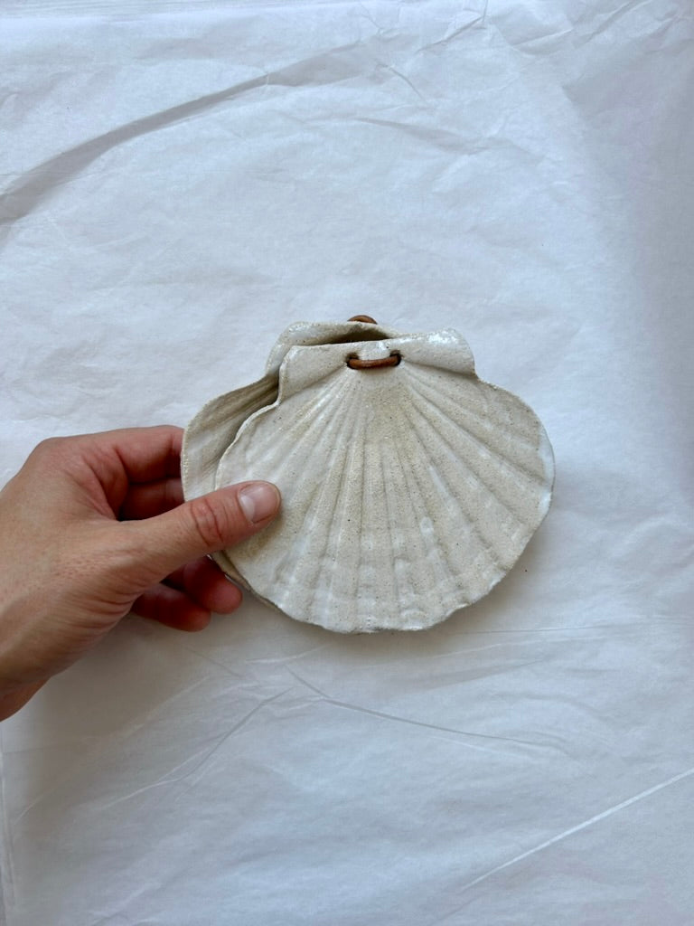 Scallop Shell Box - Beige Stoneware - Gloss White