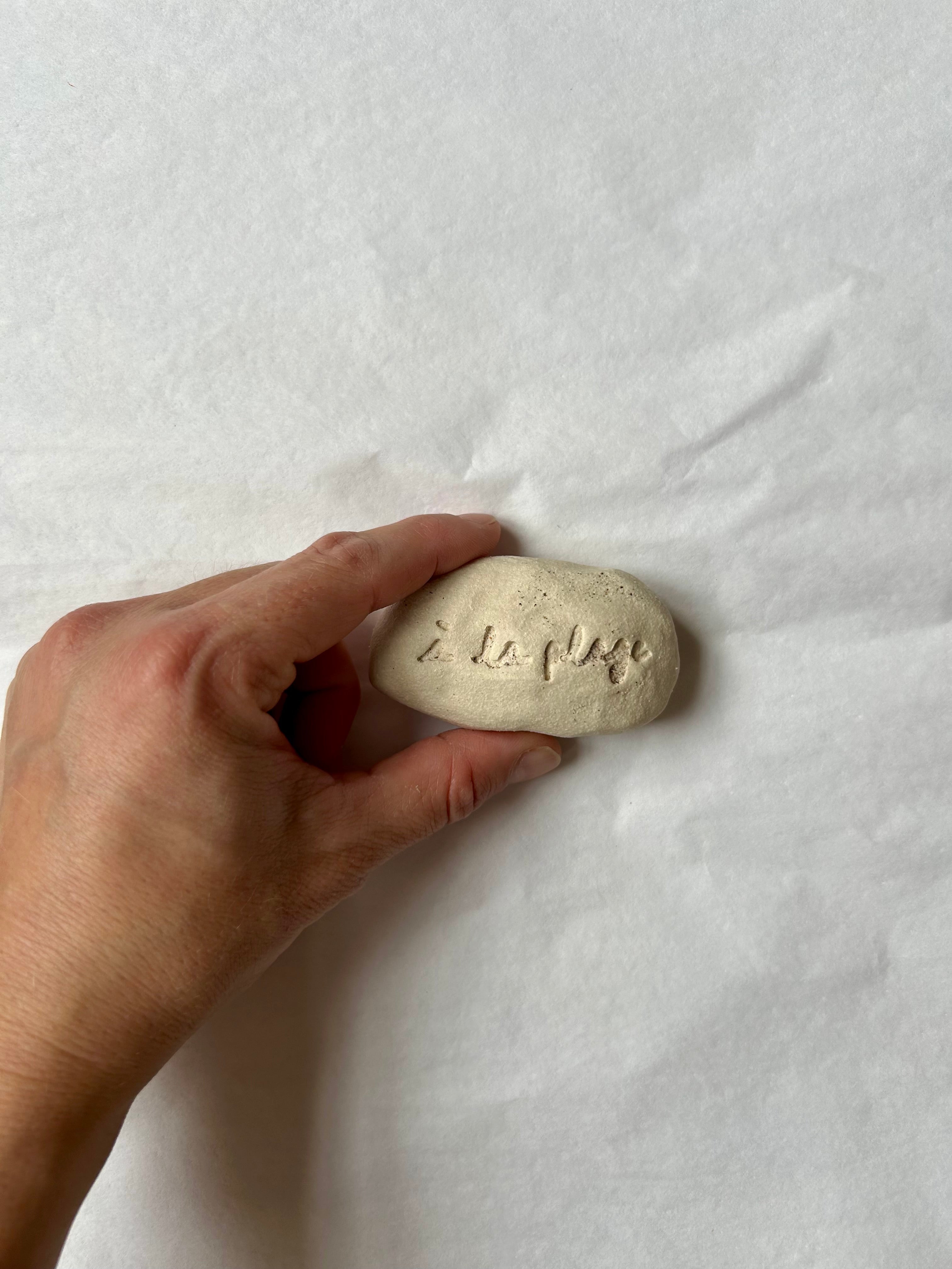 Galet à message - Grès Beige - À la plage - Manuscrit