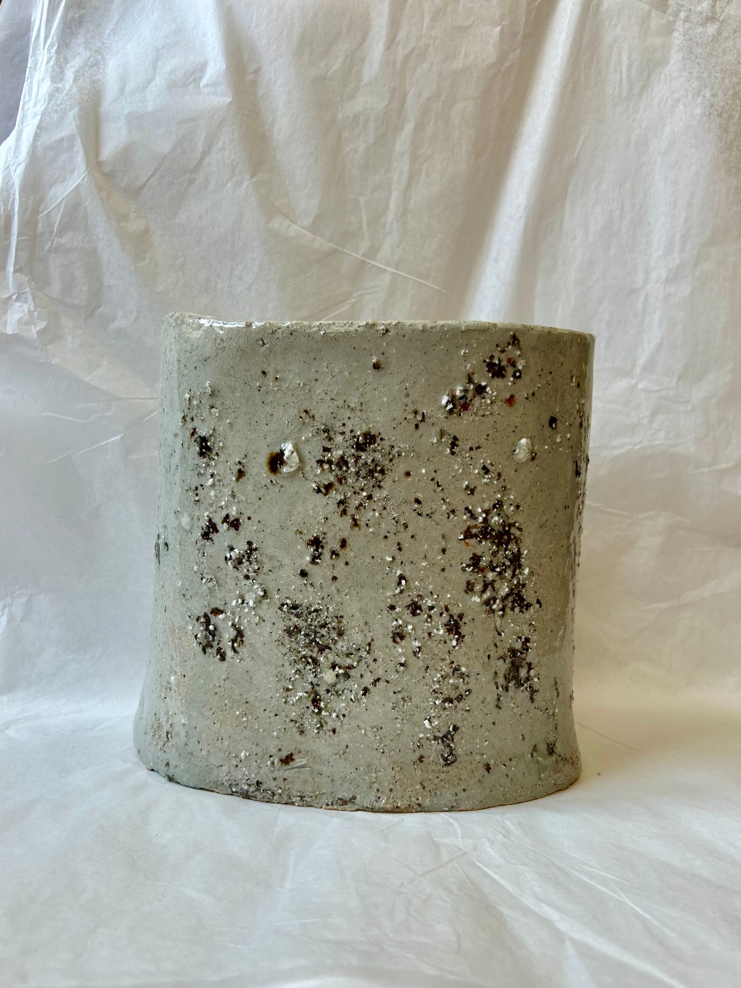 Vase OX18, 2026 - Grès, Fragments Granitiques - Cuisson Feu de Bois 05/2026