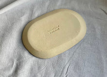 Cargar imagen en el visor de la galería, stoneware handmade soap dish valentine benoist ceramics studio
