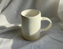 Cargar imagen en el visor de la galería, Coffee or tea mug - Soft clay - Matt White

