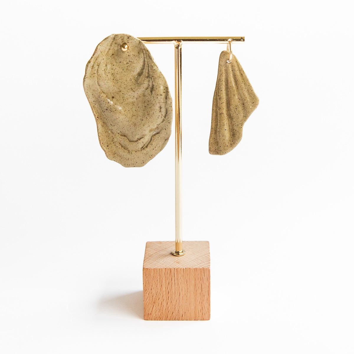 Boucles d'oreilles asymétriques - Huître + Coquille Saint-Jacques - Grès Toasté - Transparent