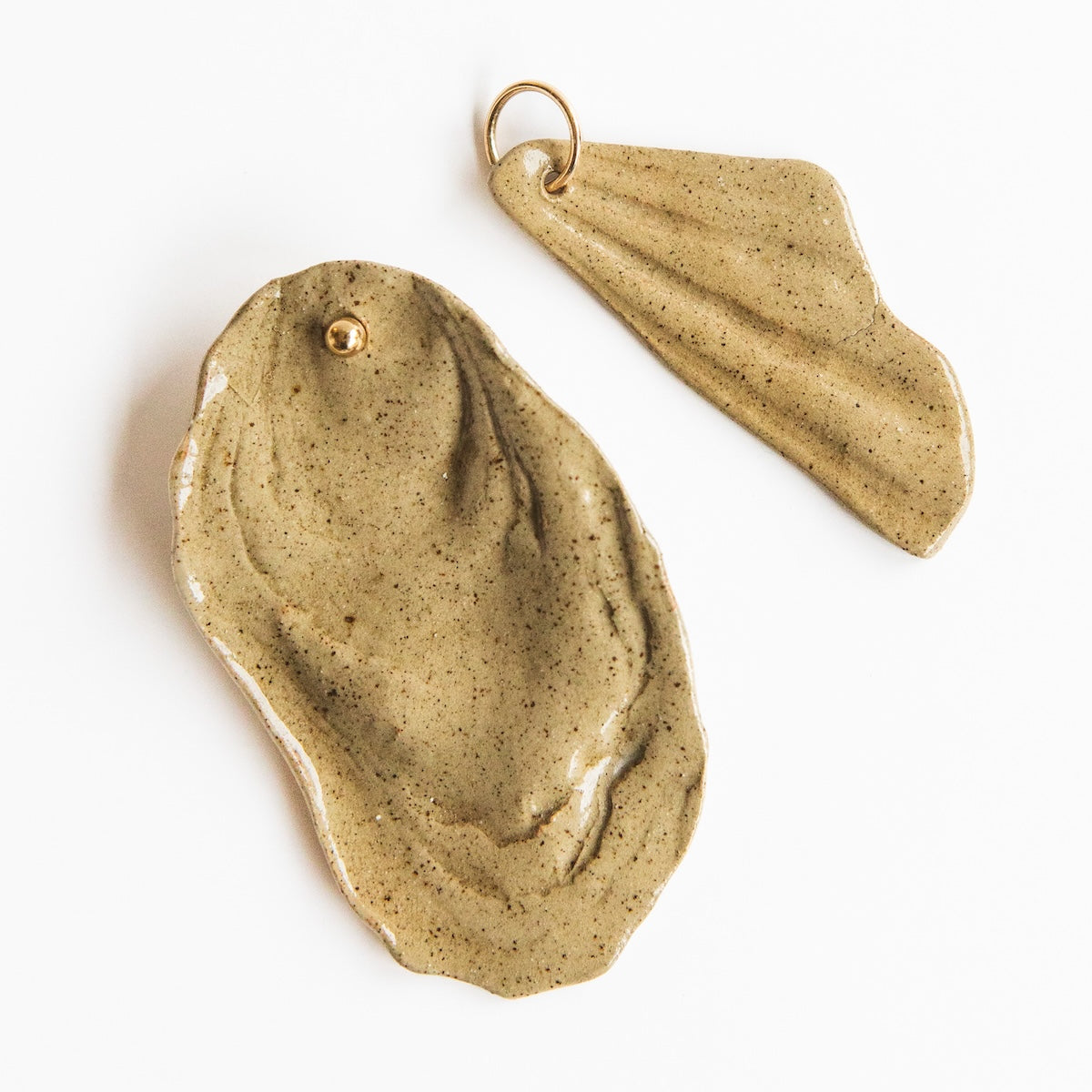 Boucles d'oreilles asymétriques - Huître + Coquille Saint-Jacques - Grès Toasté - Transparent