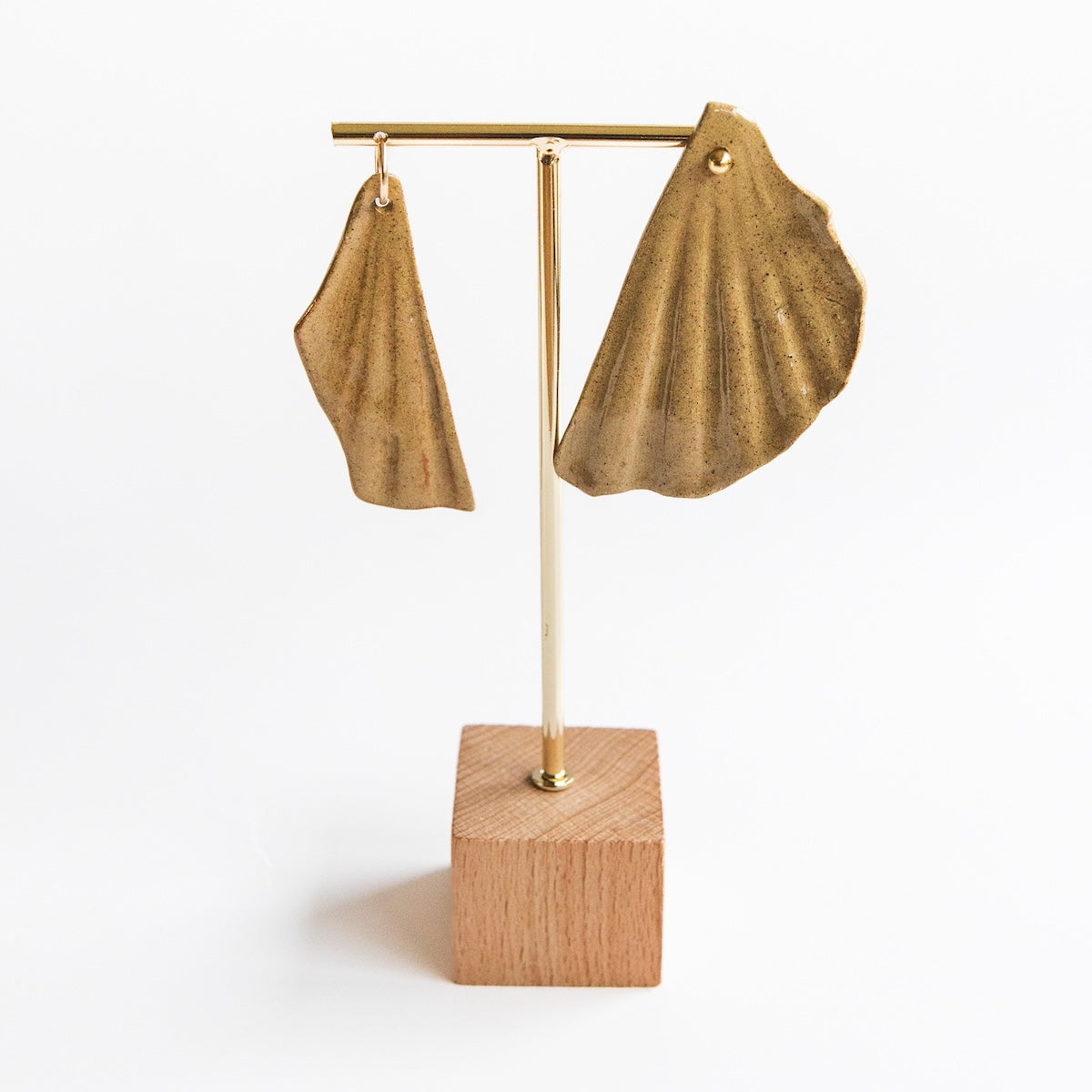 Boucles d'oreilles asymétriques - Coquille Saint-Jacques - Grès Toasté - Transparent