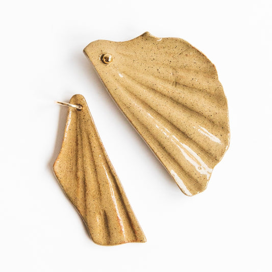 Boucles d'oreilles asymétriques - Coquille Saint-Jacques - Grès Toasté - Transparent