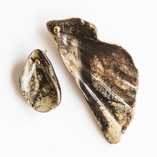 Boucles d'oreilles asymétriques - Moule + Coquille Saint-Jacques - Grès - Nerikomi Blanc & Noir