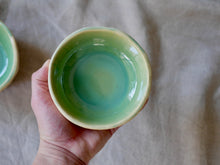 Cargar imagen en el visor de la galería, my-hungry-valentine-ceramics-studio-bowl-dip-bg-celadon-green-top-hand

