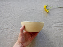 Cargar imagen en el visor de la galería, my-hungry-valentine-ceramics-studio-breakfastbowl-bg-celadon-side-hand
