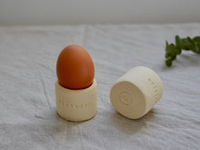 Charger l&#39;image dans la galerie, my-hungry-valentine-ceramics-studio-egg-cup-custom-eleonore-egg
