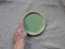 Cargar imagen en el visor de la galería, my-hungry-valentine-ceramics-studio-plate-14-nt-celadon-green-top-hand
