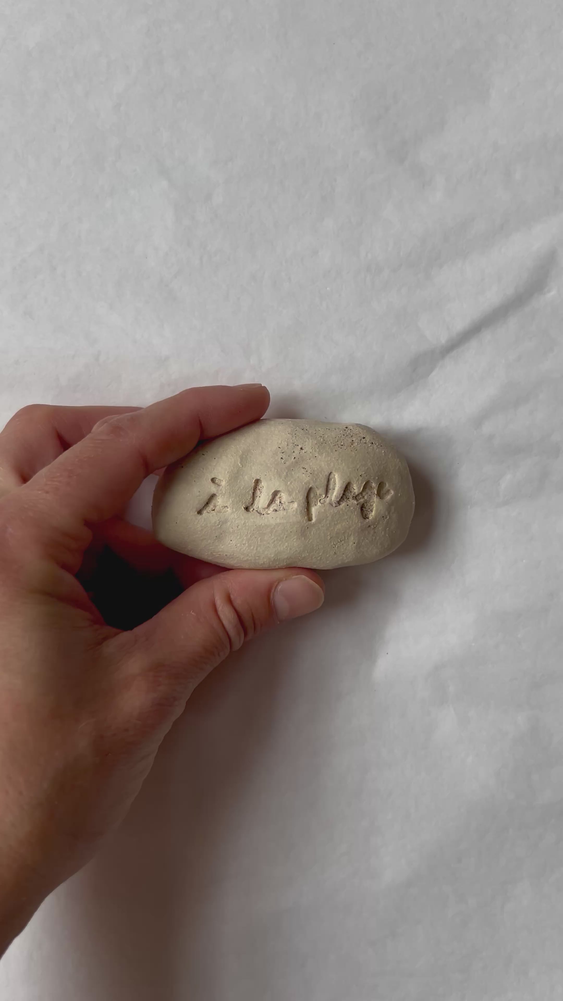 Galet à message - Grès Beige - À la plage - Manuscrit
