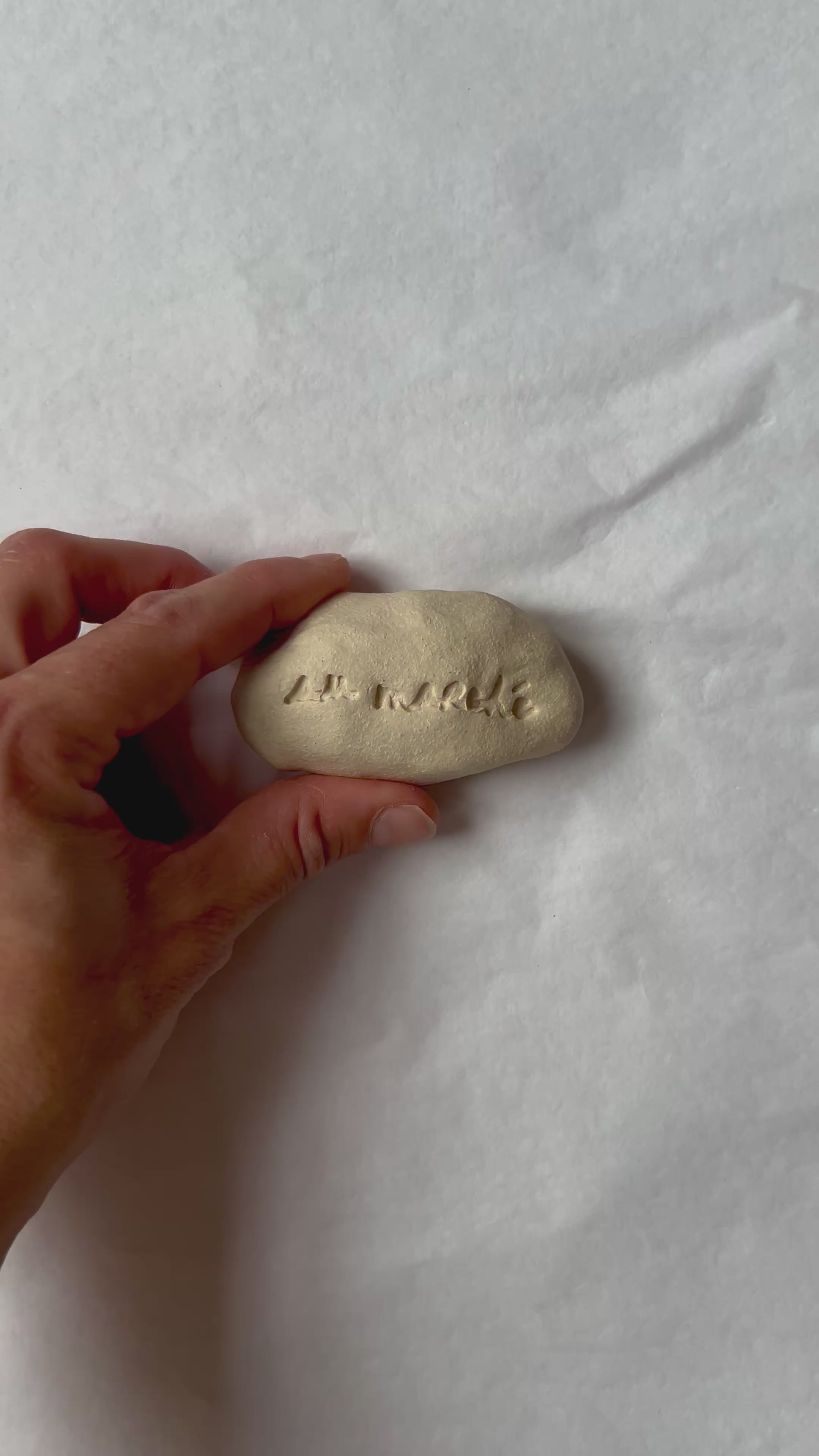 Galet à message - Grès Beige - Au Marché - Manuscrit