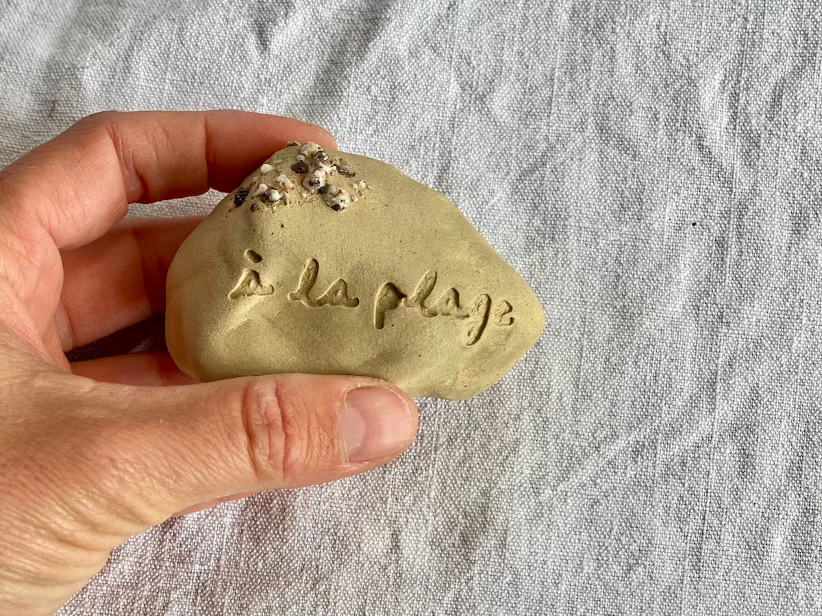 Galet à message - Grès Doux - À La Plage - Manuscrit