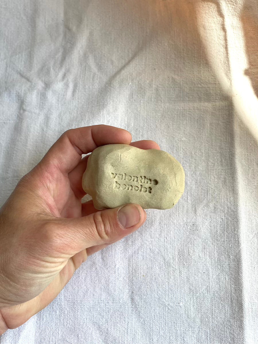 Galet à message - Grès Doux - Au Marché - Typewriter