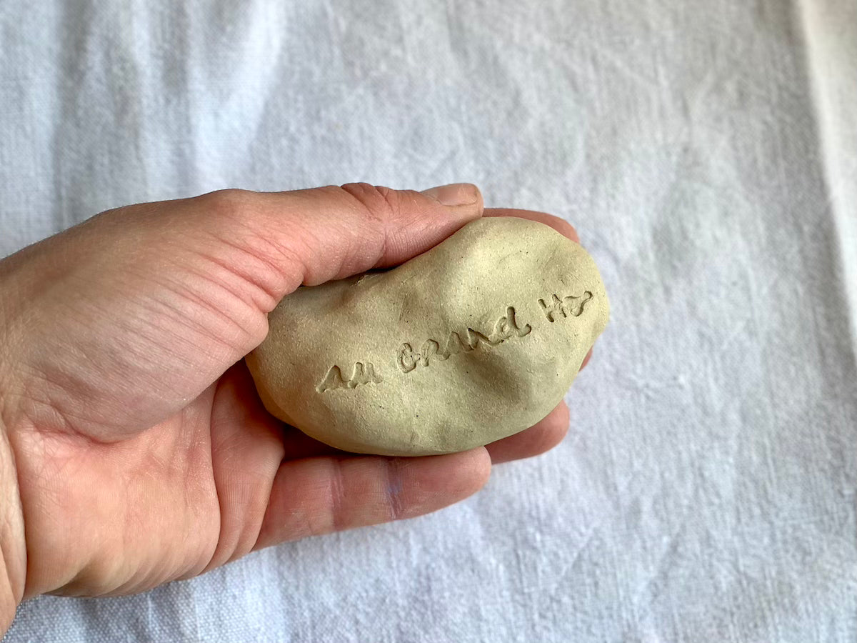 Galet à message - Grès Doux - Au Grand Ho - Manuscrit