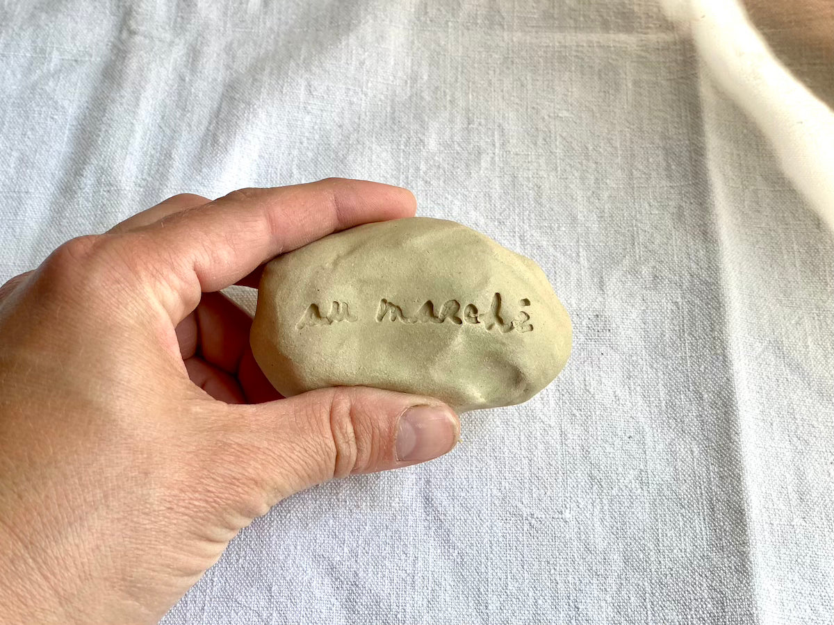 Galet à message - Grès Doux - Au Marché - Manuscrit