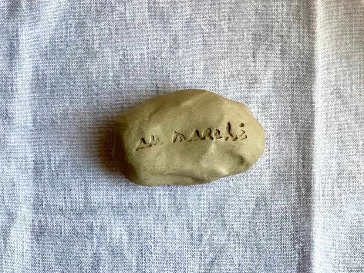 Galet à message - Grès Doux - Au Marché - Manuscrit