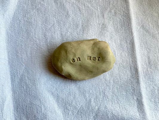 Galet à message - Grès Doux - En Mer - Typewriter