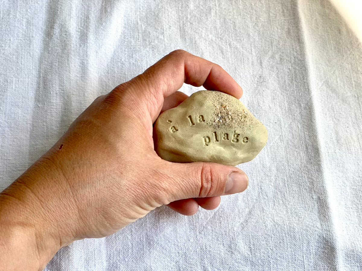 Galet à message - Grès Doux - À la plage - Typewriter