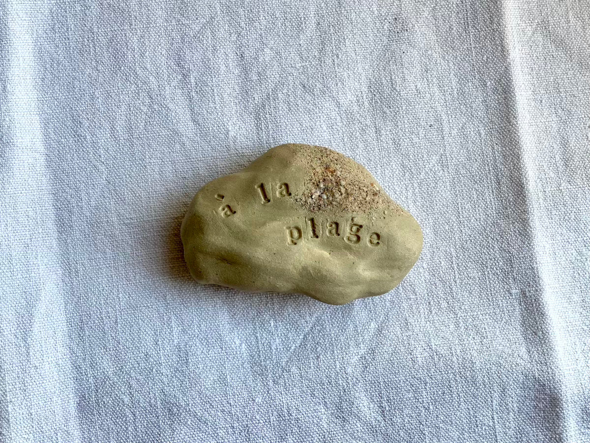 Galet à message - Grès Doux - À la plage - Typewriter