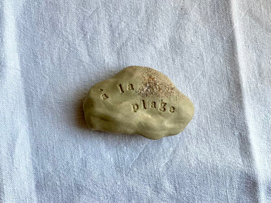 Galet à message - Grès Doux - À la plage - Typewriter