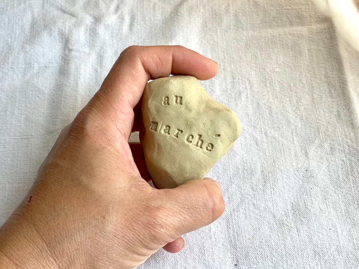 Galet à message - Grès Doux - Au Marché - Typewriter