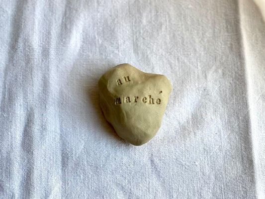 Galet à message - Grès Doux - Au Marché - Typewriter