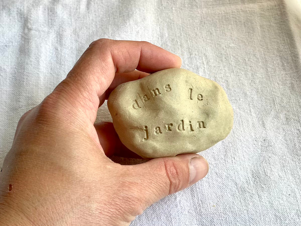 Galet à message - Grès Doux - Dans le jardin - Typewriter