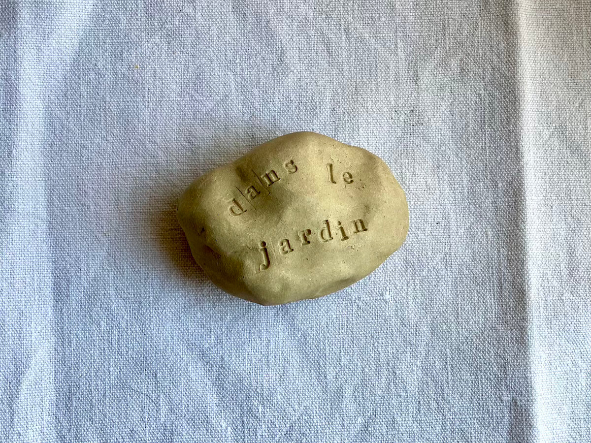 Galet à message - Grès Doux - Dans le jardin - Typewriter