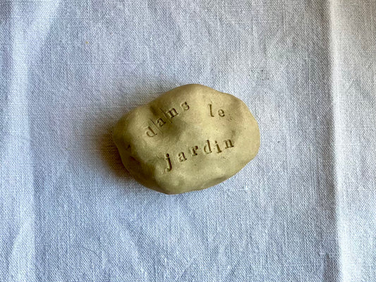 Galet à message - Grès Doux - Dans le jardin - Typewriter