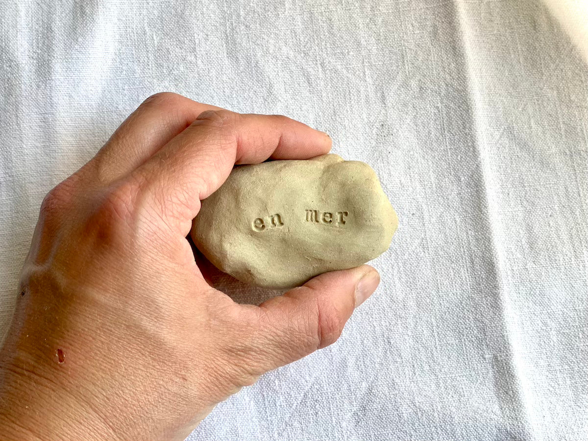 Galet à message - Grès Doux - En Mer - Typewriter