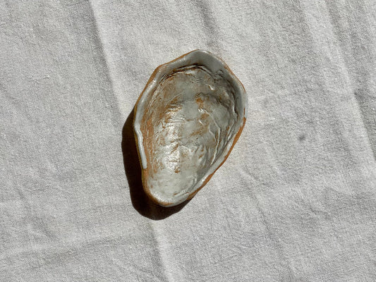 valentine-benoist-ceramics-studio-oyster-dish-soft-warm-clay-brushed-white-front