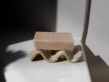Cargar imagen en el visor de la galería, valentine-benoist-ceramics-studio-soap-dish-wavy-ct-cream-side-soap-2
