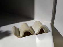 Load image into Gallery viewer, valentine-benoist-ceramics-studio-soap-dish-wavy-ct-cream-side
