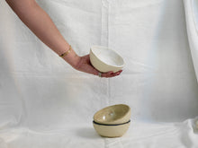 Charger l&#39;image dans la galerie, my-hungry-valentine-ceramics-bowl-bt-brushedmattwhite-hand

