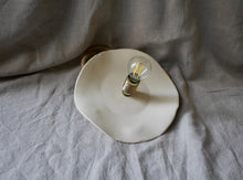 Cargar imagen en el visor de la galería, my-hungry-valentine-ceramics-lamp-table-wavy-nt-gold-natural-side-lightbulb
