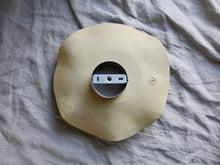 Cargar imagen en el visor de la galería, my-hungry-valentine-ceramics-lamp-wall-wavy-ct-L-silver-natural-back
