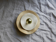 Cargar imagen en el visor de la galería, my-hungry-valentine-ceramics-lamp-wall-wavy-ct-nt-M-gold-natural-lightbulb

