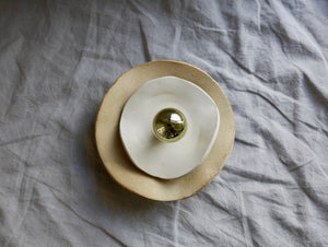 my-hungry-valentine-ceramics-lamp-wall-wavy-ct-nt-M-gold-natural-lightbulb