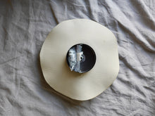 Cargar imagen en el visor de la galería, my-hungry-valentine-ceramics-lamp-wall-wavy-nt-L-silver-natural-back

