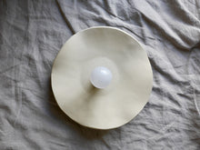 Cargar imagen en el visor de la galería, my-hungry-valentine-ceramics-lamp-wall-wavy-nt-L-silver-natural-top-lightbulb
