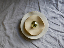Cargar imagen en el visor de la galería, my-hungry-valentine-ceramics-lamp-wall-wavy-nt-ct-M-gold-natural-lightbulb

