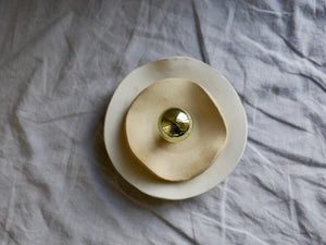 my-hungry-valentine-ceramics-lamp-wall-wavy-nt-ct-M-gold-natural-lightbulb