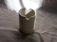 Load image into Gallery viewer, my-hungry-valentine-ceramics-paintbrushpot-bt-cream-side_1
