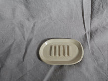 Load image into Gallery viewer, Soap dish - Oval - Transparent
