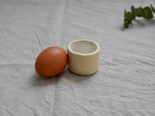 Cargar imagen en el visor de la galería, my-hungry-valentine-ceramics-studio-egg-cup-bg-lunarwhite-side-egg-2
