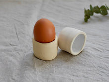 Charger l&#39;image dans la galerie, my-hungry-valentine-ceramics-studio-egg-cup-bg-lunarwhite-side-egg-3
